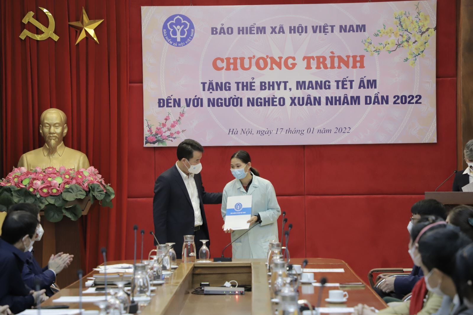 BHXH Việt Nam tặng sổ BHXH, thẻ BHYT cho người có hoàn cảnh khó khăn - Ảnh 1.