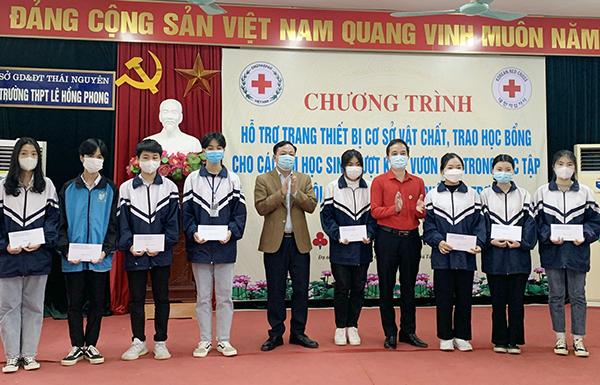 Thái Nguyên: Hỗ trợ trên 500 triệu đồng cho các trường học tại thị xã Phổ Yên - Ảnh 2.