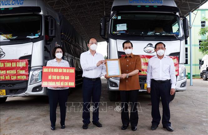 Tiếp nhận nghĩa tình chung tay cùng TP Hồ Chí Minh chống dịch - Ảnh 1.