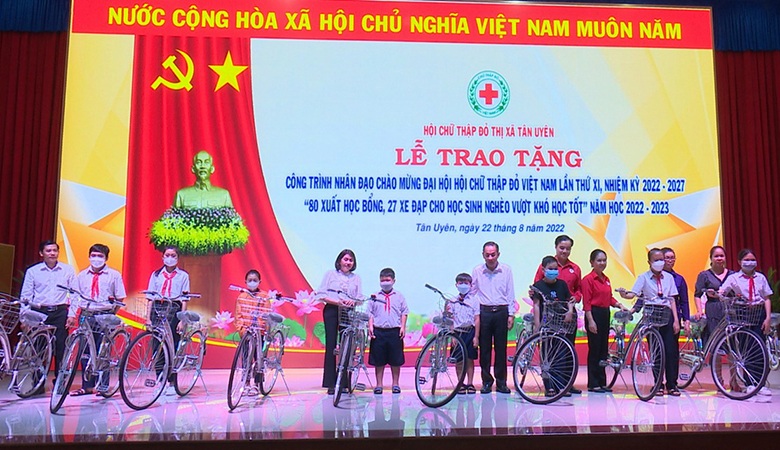 Hội Chữ thập đỏ thị xã Tân Uyên (Bình Dương): Tặng học bổng và xe đạp cho 107 em học sinh vượt khó học tốt - Ảnh 1.