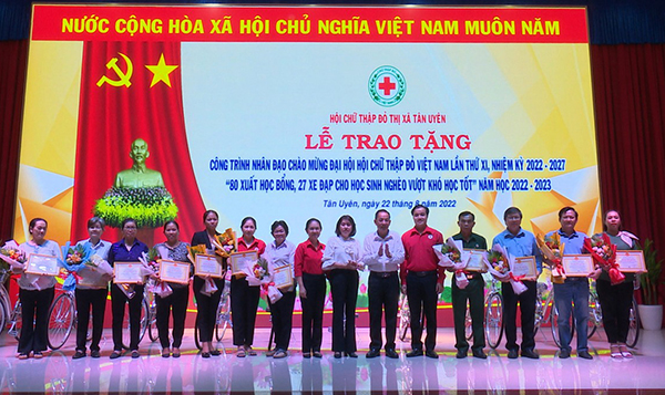 Hội Chữ thập đỏ thị xã Tân Uyên (Bình Dương): Tặng học bổng và xe đạp cho 107 em học sinh vượt khó học tốt - Ảnh 2.