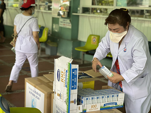 Vinamilk gửi tặng sữa và nhiều phần quà đến các Bác sĩ, bệnh F0 tại Bệnh viện Trưng Vương - Ảnh 3.