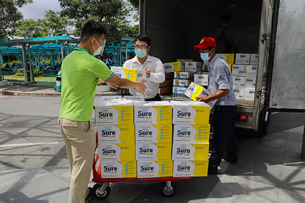 Vinamilk gửi tặng sữa và nhiều phần quà đến các Bác sĩ, bệnh F0 tại Bệnh viện Trưng Vương - Ảnh 5.