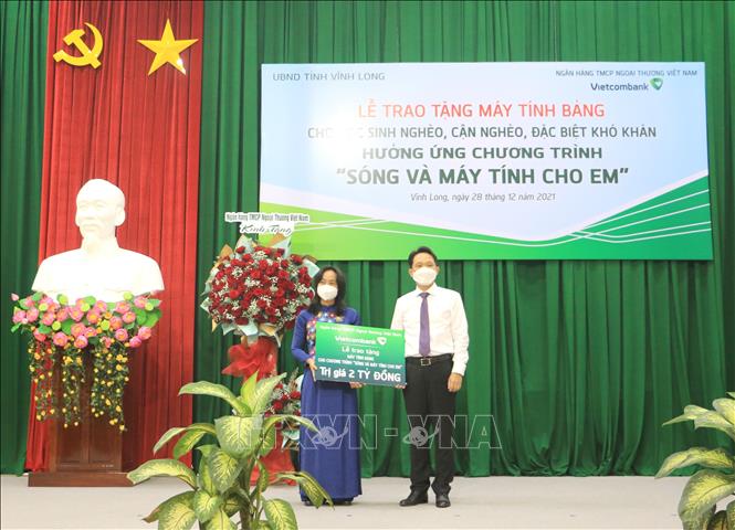 Vĩnh Long tiếp nhận thêm 2 tỷ đồng hưởng ứng chương trình ''Sóng và máy tính cho em'' - Ảnh 1.