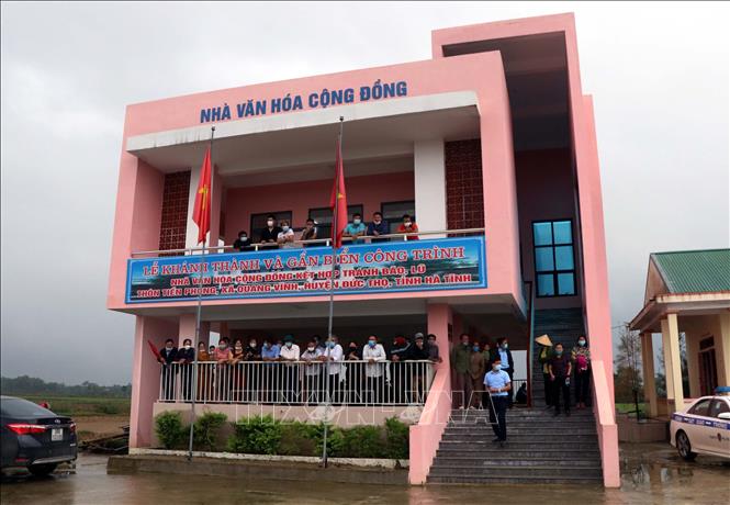 Bàn giao nhà văn hóa cộng đồng và nhà ở vùng lũ cho hộ khó khăn ở Hà Tĩnh - Ảnh 2.