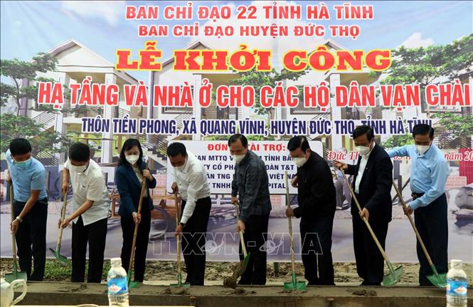 Bàn giao nhà văn hóa cộng đồng và nhà ở vùng lũ cho hộ khó khăn ở Hà Tĩnh - Ảnh 3.