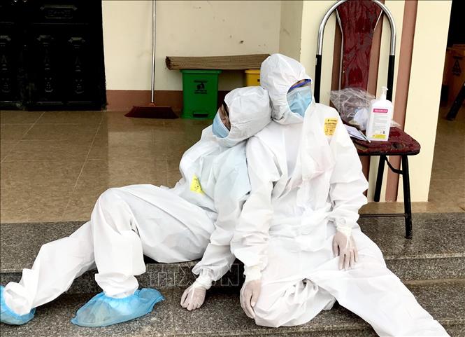 Lực lượng y tế ''gồng mình'' chống dịch giữa nắng nóng 40 độ C - Ảnh 5.