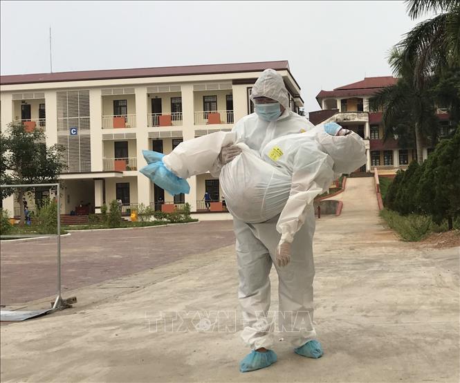 Lực lượng y tế ''gồng mình'' chống dịch giữa nắng nóng 40 độ C - Ảnh 6.