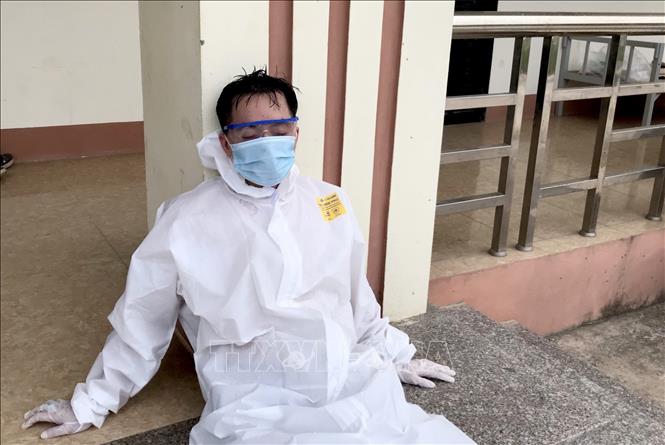Lực lượng y tế ''gồng mình'' chống dịch giữa nắng nóng 40 độ C - Ảnh 4.